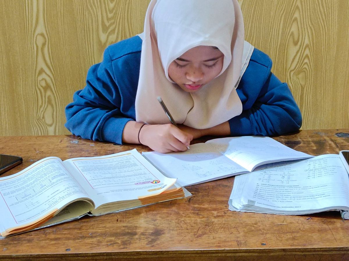 Siswa mengerjakan latihan matematika