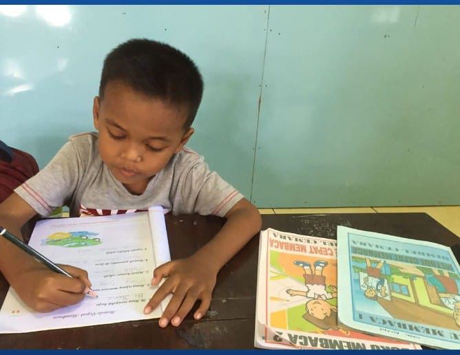 Anak belajar membaca di Bimbel Cemara