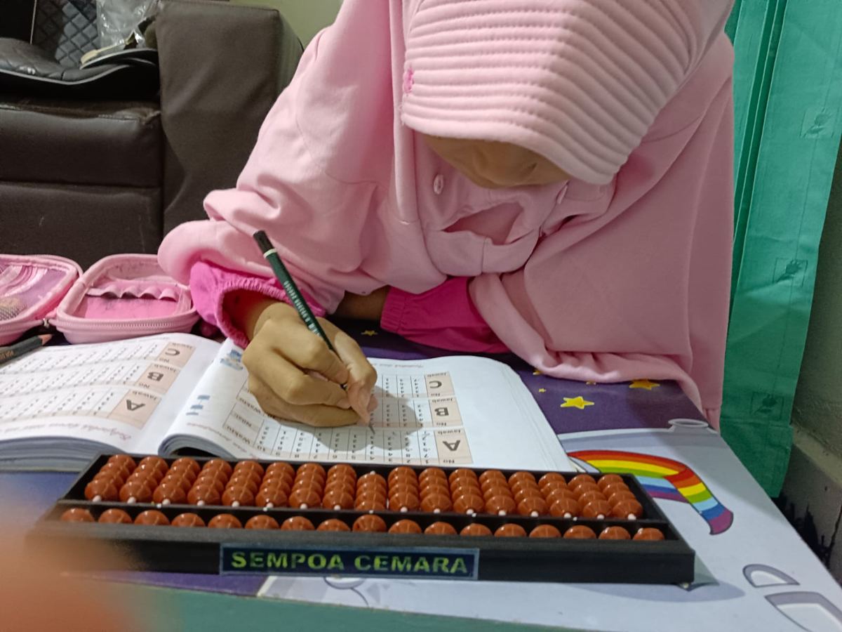 Anak belajar sempoa di Bimbel Cemara